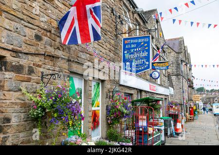 Wensleydale Pantry Café Restaurant in Hawes, einer Marktstadt im Yorkshire Dales National Park, England, UK Sommer 2022, Union Jack fliegt Stockfoto