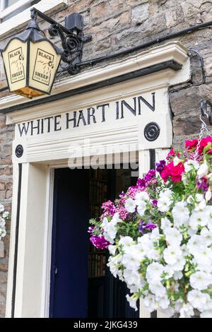 Hawes Wensleydale in den Yorkshire Dales, White Hart Inn öffentliches Haus mit Blumen in hängenden Korb, schwarze Schafe Biere, England, UK Sommer 2022 Stockfoto