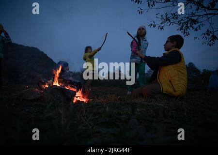 Kinder nach dem Wandern haben ein Picknick - Gruppe von glücklichen Freunden Stockfoto