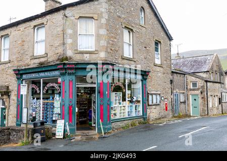 Kettlewell Dorf in den Yorkshire Dales, und Kettlewell Dorf Laden Ecke Shop, Yorkshire, England, Großbritannien, Sommer Tag 2022 Stockfoto