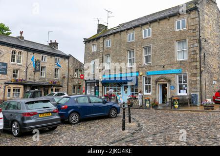 Grassington Dorf im Yorkshire Dales Nationalpark, feuchter Sommertag 2022, Yorkshire, England, Großbritannien Stockfoto