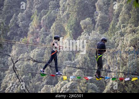 Panchpulla, Dalhousie, Himachal Pradesh, Indien - Mai 21. 2022: Touristen, die Seilrutschen-Abenteuersport genießen Stockfoto