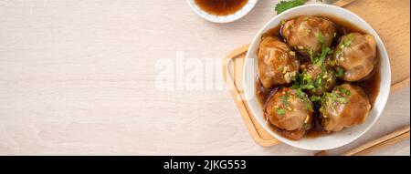 Bawan (Ba wan), taiwanesische Fleischbällchen-Delikatesse, leckeres Street Food, gedämpfte Stärke, umhüllt von runden Knödel mit Schweinefleisch und Garnelen im Inneren und dick Stockfoto