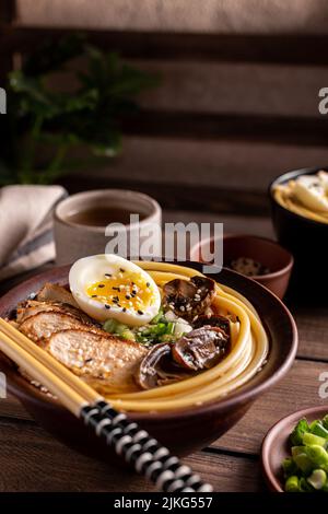 Köstliches Abendessen mit Ramen-Suppe Stockfoto