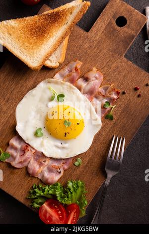Amerikanisches Frühstück mit Eiern und Speck Stockfoto