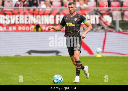 UTRECHT, NIEDERLANDE - 30. JULI: Sergiy Kryvtsov von Shakhtar Donetsk läuft mit dem Ball während des Vorsaison-Freundschaftsspiels zwischen FC Utrecht und FK Sjachtar Donetsk am 30. Juli 2022 im Stadion Galgenwaard in Utrecht, Niederlande (Foto: Joris Verwijst/Orange Picts) Stockfoto