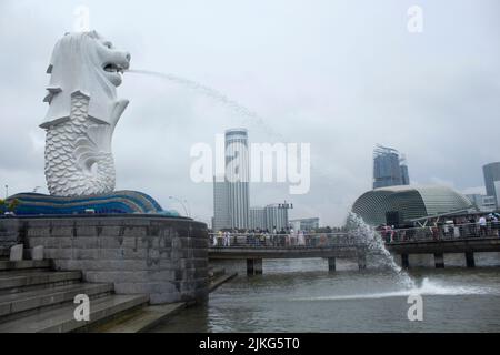 SINGAPUR, 1 FULLERTON ROAD, Dezember 2019, Tourist at Merlion Park near Merlion Statue Stockfoto