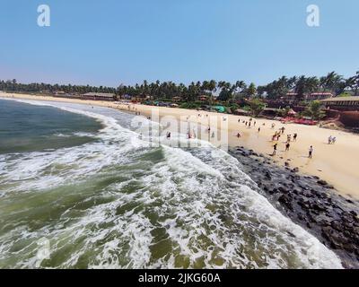 INDIEN, GOA, CANDOLIM, Februar 2022, Tourist am Strand von Sinquerim, Sinquerium Stockfoto