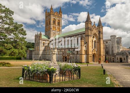 Die Buckfast Abbey in der Nähe von Buckfastleigh am Rande des Dartmoor National Park beherbergt eine Gemeinschaft römisch-katholischer Benediktinermönche. Die Abteikirche Stockfoto