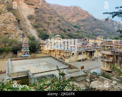 INDIEN, RAJASTHAN, JAIPUR, Januar 2022, Anhänger der Reihe von alten Tempeln in einem schmalen Spalt im Ring der Hügel, die Jaipu umgibt gebaut Stockfoto