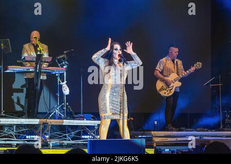 Huelva, Spanien - 1. August 2022: Die Sängerin Alaska (Olvido Gara Jova) mit der Band Fangoria bei einem Konzert auf dem Huelva kolumbianischen Festival Stockfoto