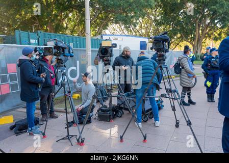 8.. Juni 2022, Sydney, Australien: Kameraleute und Reporter bereiten sich auf eine Pressekonferenz mit Führern der Public Sector Unions von New South Wales vor Stockfoto