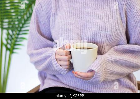 Filterkaffee in weißem Becher, Frau in der Hand Stockfoto