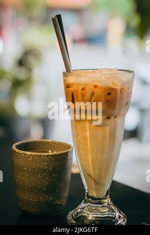 Eine vertikale Aufnahme eines Eiskaffees im Café Stockfoto