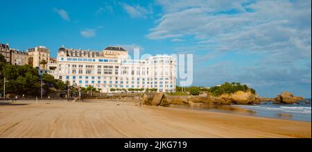 Biarritz, Frankreich - 24. Juni 2022: Die südlichste Seite des Strandes La Grande Plage in Biarritz, mit dem Schwerpunkt auf dem Kongresszentrum Bellevue und dem Casino A Stockfoto