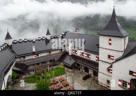 WERFEN, AUSTRUA - 20. MAI 2019: Dies ist der Hof der Burg Hohenwerfen am Fuße der Alpen an einem regnerischen Frühlingstag. Stockfoto