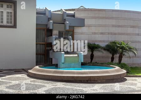 FUNCHAL, PORTUGAL - 20. AUGUST 2021: Dies ist ein moderner Brunnen im historischen Zentrum der Stadt. Stockfoto