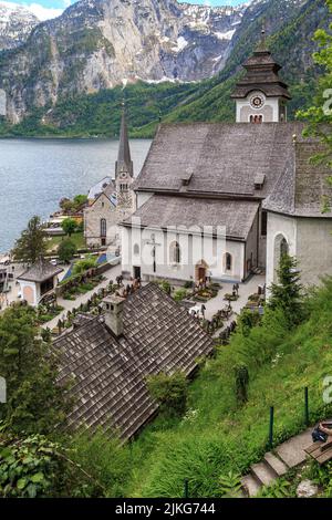 HALLSTATT, ÖSTERREICH - 18. MAI 2019: Dies ist ein Friedhof und Pfarrkirchen in einer kleinen österreichischen Seestadt am Fuße der Alpen. Stockfoto