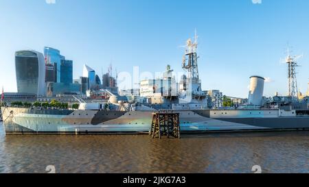 HMS Belfast ein Leichtschiff der Stadtklasse, der als Museumsschiff des Imperial war Museum auf der Themse in London festgemacht wurde. Stockfoto