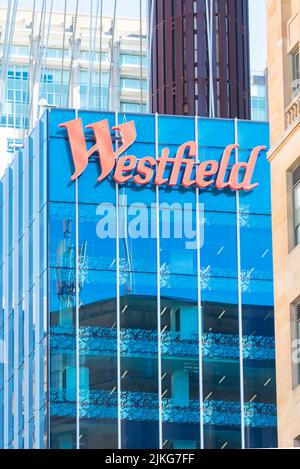 Das Logo der ehemaligen Westfield Group, jetzt Scentry Group, an der Seite des Einkaufskomplexes Sydney Tower in Sydney City, Australien Stockfoto