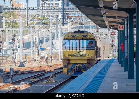 Der Indian Pacific Zug, der am Central Station in Sydney ankommt, nachdem er auf seiner regulären Reise von Perth, Westaustralien, 4352 Kilometer zurückgelegt hat Stockfoto