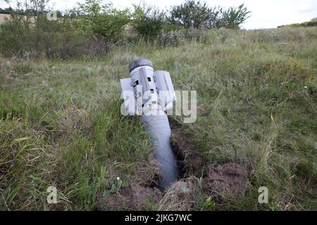 REGION CHARKIW, UKRAINE - 30. JULI 2022 - Während der Erntezeit im nördlichen Teil der Region steckt Eine russische Rakete im Boden fest Stockfoto