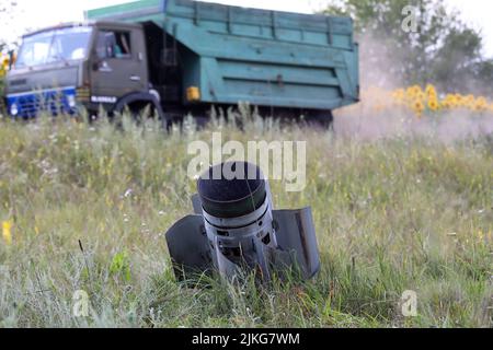 REGION CHARKIW, UKRAINE - 30. JULI 2022 - Während der Erntezeit im nördlichen Teil der Region steckt Eine russische Rakete im Boden fest Stockfoto