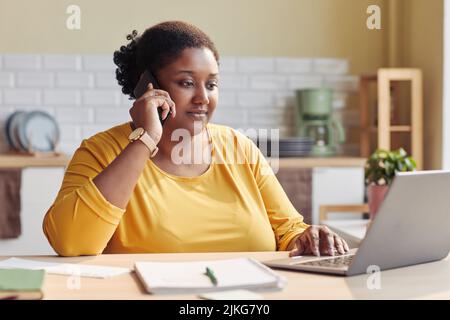 Porträt einer schwarzen jungen Frau, die geschäftlich unterwegs ist, während sie von zu Hause aus arbeitet Stockfoto