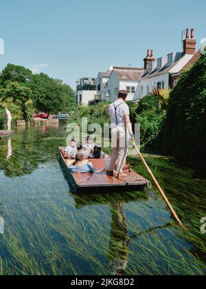 Sommertouristen Besucher eine Punt-Bootstour entlang des Flusses Stour durch das Zentrum des alten Canterbury Kent England Großbritannien - Tourismus punting Sommer Stockfoto