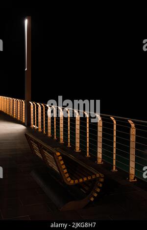 Pier (Molo di Alassio) in der Stadt Alassio, an der Küste des Ligurischen Meeres in der Provinz Savona, Norditalien bei Nacht Stockfoto