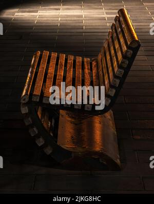 Bank auf dem Pier (Molo di Alassio) in der Stadt Alassio, an der Küste des Ligurischen Meeres in der Provinz Savona, Norditalien bei Nacht Stockfoto