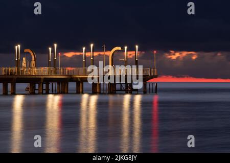 Pier (Molo di Alassio) in der Stadt Alassio, an der Küste des Ligurischen Meeres in der Provinz Savona, Norditalien Stockfoto