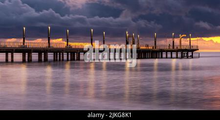 Pier (Molo di Alassio) in der Stadt Alassio, an der Küste des Ligurischen Meeres in der Provinz Savona, Norditalien Stockfoto