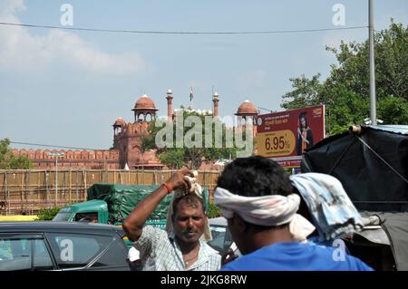 Neu Delhi, Neu Delhi, Indien. 2. August 2022. Redfort deckt aus Sicherheitsgründen die Vorderseite der gestapelten Container ab. Im Rahmen der Vorbereitungen für die Feierlichkeiten zum indischen Unabhängigkeitstag, die jährlich am 15. August stattfinden, wird der indische Premierminister Narendra Modi Adress the Nation bei der bevorstehenden 75. Inder-Indendent vom Roten Fort, Am Dienstag in Neu-Delhi (Bildquelle: © Ravi Batra/ZUMA Press Wire) Stockfoto