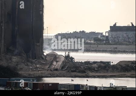 Beirut, Libanon, 31. Juli 2022. Nachdem das Getreide in den Getreidesilos, die vor zwei Jahren bei der Explosion im Hafen von Beirut am 4. August 2020 beschädigt wurden, in Brand gesetzt und über zwei Wochen verbrannt worden war, stürzten zwei Silos aus dem nördlichen Block der Struktur ein. Stockfoto