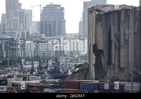 Beirut, Libanon, 31. Juli 2022. Nachdem das Getreide in den Getreidesilos, die vor zwei Jahren bei der Explosion im Hafen von Beirut am 4. August 2020 beschädigt wurden, in Brand gesetzt und über zwei Wochen verbrannt worden war, stürzten zwei Silos aus dem nördlichen Block der Struktur ein. Stockfoto