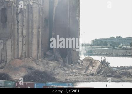 Beirut, Libanon, 31. Juli 2022. Nachdem das Getreide in den Getreidesilos, die vor zwei Jahren bei der Explosion im Hafen von Beirut am 4. August 2020 beschädigt wurden, in Brand gesetzt und über zwei Wochen verbrannt worden war, stürzten zwei Silos aus dem nördlichen Block der Struktur ein. Stockfoto