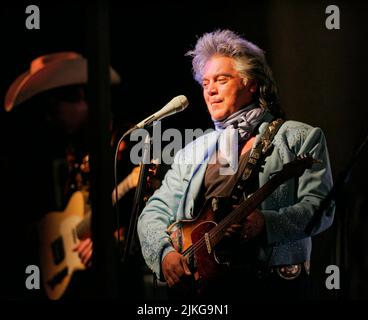 Marty Stuart tritt mit seiner fabelhaften Superlative-Band auf, darunter Gitarrist Kenny Vaughan (links), während eines Lakefest-Konzerts zum 4. Juli am Samstag, dem 3. Juli 2010 in Jamestown, Russell County, KY, USA. Stuarts erstes neues Studioalbum seit 2008, aufgenommen im RCA's Studio B in Nashville und mit dem Titel Ghost Train: The Studio B Sessions, soll nächsten Monat veröffentlicht werden. (APEX MediaWire Foto von Billy Suratt) Stockfoto