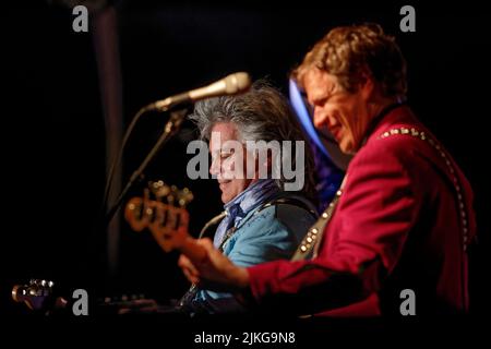 Marty Stuart (links) tritt mit seiner fabelhaften Superlative-Band auf, darunter Bassist Paul Martin (rechts), während eines Lakefest-Konzerts zum 4. Juli am Samstag, dem 3. Juli 2010 in Jamestown, Russell County, KY, USA. Stuarts erstes neues Studioalbum seit 2008, aufgenommen im RCA's Studio B in Nashville und mit dem Titel Ghost Train: The Studio B Sessions, soll nächsten Monat veröffentlicht werden. (APEX MediaWire Foto von Billy Suratt) Stockfoto