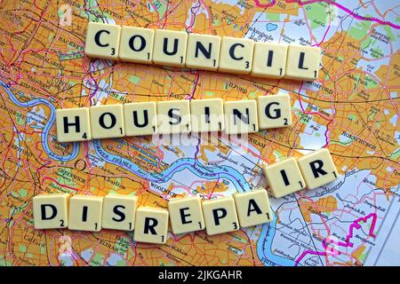 SocialHousing / Council Housing Desreparatur Probleme mit responsiven Reparaturen, die in Scrabble-Briefen auf einer Karte der Londoner Stadtteile geschrieben wurden Stockfoto