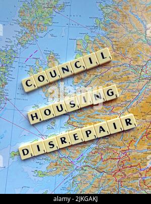 SocialHousing / Council Housing Desreparatur Probleme mit responsiven Reparaturen, die in Scrabble-Briefen auf einer Karte von Schottland geschrieben wurden Stockfoto
