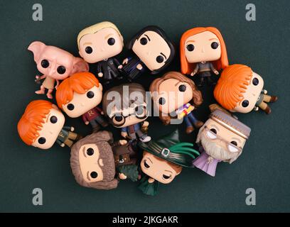 Tambow, Russland - 15. Februar 2022 Funko POP Harry Potter Adventskalender Mini Vinyl Figuren auf dunkelgrünem Hintergrund. Stockfoto