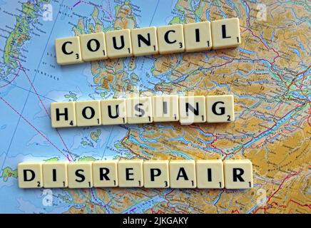 SocialHousing / Council Housing Desreparatur Probleme mit responsiven Reparaturen, die in Scrabble-Briefen auf einer Karte von Schottland geschrieben wurden Stockfoto
