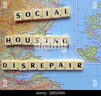 Scotland SocialHousing / Council Housing Desreparatur Probleme mit responsiven Reparaturen, die in Scrabble Letters auf einer Karte geschrieben wurden Stockfoto