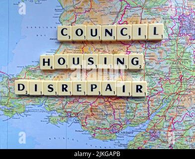 Welsh SocialHousing / Council Housing Desreparatur Probleme mit responsiven Reparaturen, die in Scrabble-Briefen auf einer Karte von Südwales geschrieben wurden Stockfoto