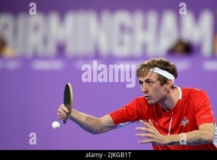 Der englische Liam Pitchford war während seines Spiels gegen den nigerianischen Quadri Aruna im Bronze Medal Match der Männer gegen Nigeria am fünften Tag der Commonwealth Games 2022 in Birmingham im Einsatz. Bilddatum: Dienstag, 2. August 2022. Stockfoto