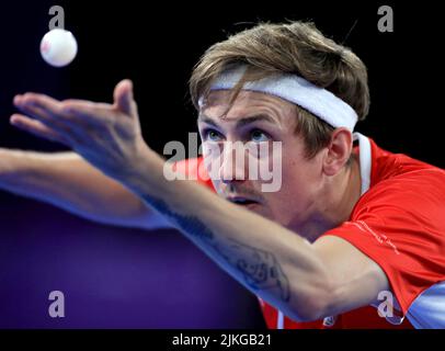 Der englische Liam Pitchford war während seines Spiels gegen den nigerianischen Quadri Aruna im Bronze Medal Match der Männer gegen Nigeria am fünften Tag der Commonwealth Games 2022 in Birmingham im Einsatz. Bilddatum: Dienstag, 2. August 2022. Stockfoto