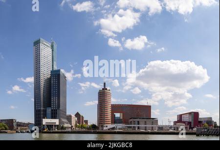 Blick auf den Kop van Zuid mit dem Maastoren (Maas Tower), dem Gerichtsgebäude und dem New Luxor Theater, Rotterdam, Niederlande Stockfoto