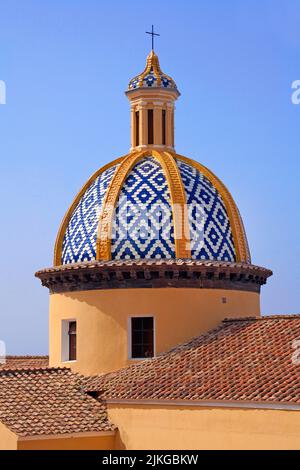 Kuppel der Kirche San Gennaro, Dorf Praiano, Amalfiküste, UNESCO-Weltkulturerbe, Kampanien, Italien, Europa Stockfoto