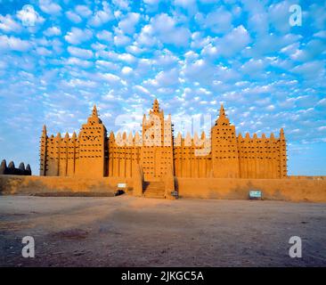 Große Moschee von Djenné im frühen Morgenlicht, Mali. Das UNESCO-Weltkulturerbe ist eines der einzigartigsten religiösen Gebäude der Welt. Stockfoto